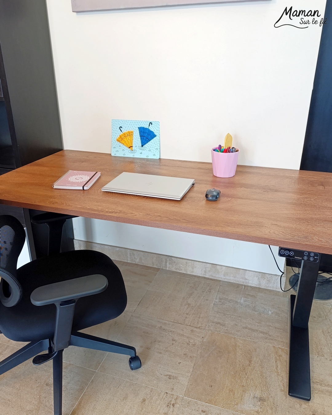 Mon nouveau coin bureau avec Flexispot : mon quotidien d'autoentrepreneur - Bureau assis debout ultra flexible E7 Pro avec pieds noirs et plateau Rotin brun pour associer à ma table à manger - Chaise ergonomique avec coussin confort Nuage - Bureau parfait pour alterner travail sur ordinateur et activités créatives - Parfait pour les personnes de petites et grandes tailles et pour les maux de dos - Etre à son compte, télétravail - Avis - mslf