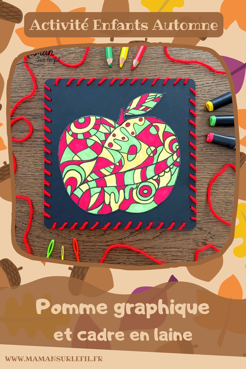 Dessiner et colorier une pomme graphique et son cadre en laine : activité créative, dessin, motricité fine et manuelle enfants - Dessin de la pomme et des graphismes intérieurs au feutre noir - Coloriage aux couleurs des pommes : jaune, vert et rouge - Découpage et collage sur fond noir pour contraste - Cadre tissé en laine rouge - Bricolage et décoration DIY et facile - Bricolage Fait maison, décoration - Création façon art thérapie ou zen art - Thème pommes, fruits et légumes, potager, verger, automne - Bricolage sympa et facile - Arts visuels Maternelle et cycle 2 - Maternelle et élémentaire - Créativité - Cycle 1 ou 2 - tutoriel photos - mslf
