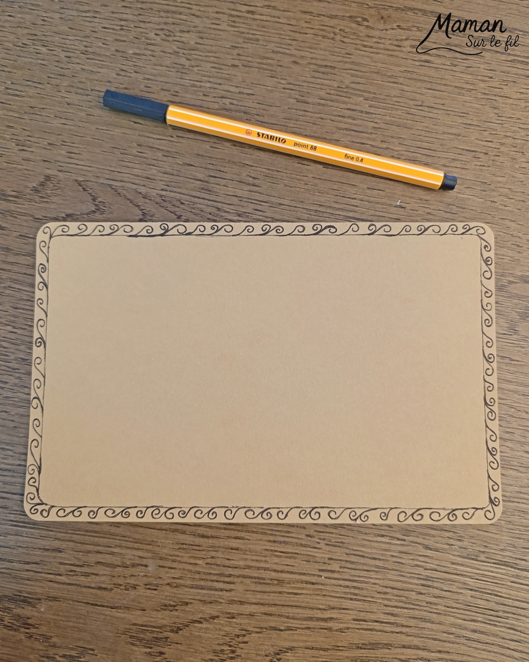 Créer une carte de voeux Boules de Noël avec des cabochons : activité créative et manuelle enfants - Découpage et collage de papier - Collage de demi perles, sequins, cabochons dorés et argentés pour les boules suspendues - Dessins, écriture et graphismes au feutre fin noir - Fond papier couleur Kraft - Cadeau pour les fêtes de fin d'année - Joyeux Noël ou Bonne année - Bricolage joli et décoration DIY et facile - Bricolage Fait maison, décoration - Thème Noël, fêtes de fin d'année, Boules de Noël - Bricolage sympa et facile - Arts visuels Maternelle et cycle 2 - Maternelle et élémentaire - Créativité - Cycle 1 ou 2 - tutoriel photos - mslf