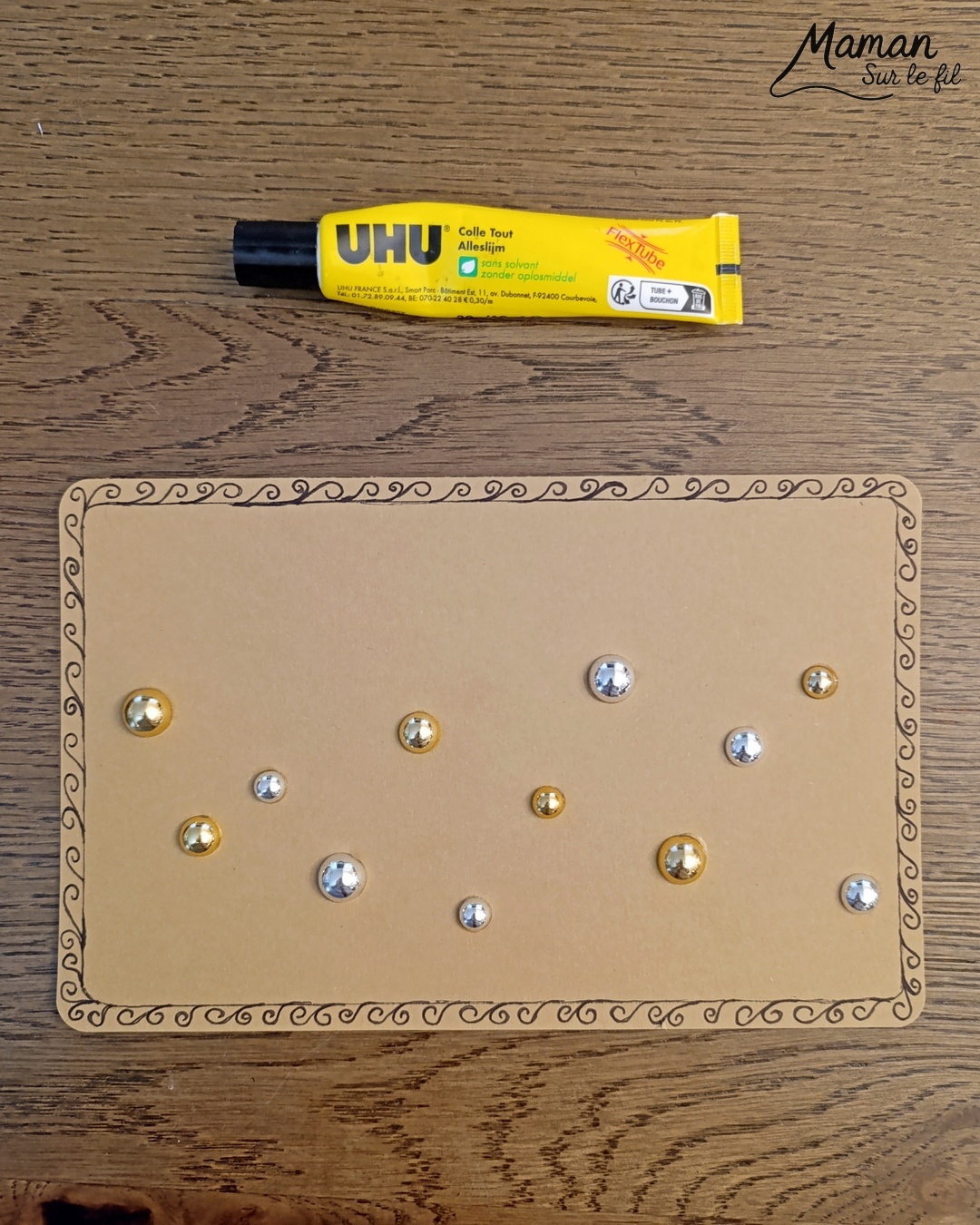 Créer une carte de voeux Boules de Noël avec des cabochons : activité créative et manuelle enfants - Découpage et collage de papier - Collage de demi perles, sequins, cabochons dorés et argentés pour les boules suspendues - Dessins, écriture et graphismes au feutre fin noir - Fond papier couleur Kraft - Cadeau pour les fêtes de fin d'année - Joyeux Noël ou Bonne année - Bricolage joli et décoration DIY et facile - Bricolage Fait maison, décoration - Thème Noël, fêtes de fin d'année, Boules de Noël - Bricolage sympa et facile - Arts visuels Maternelle et cycle 2 - Maternelle et élémentaire - Créativité - Cycle 1 ou 2 - tutoriel photos - mslf