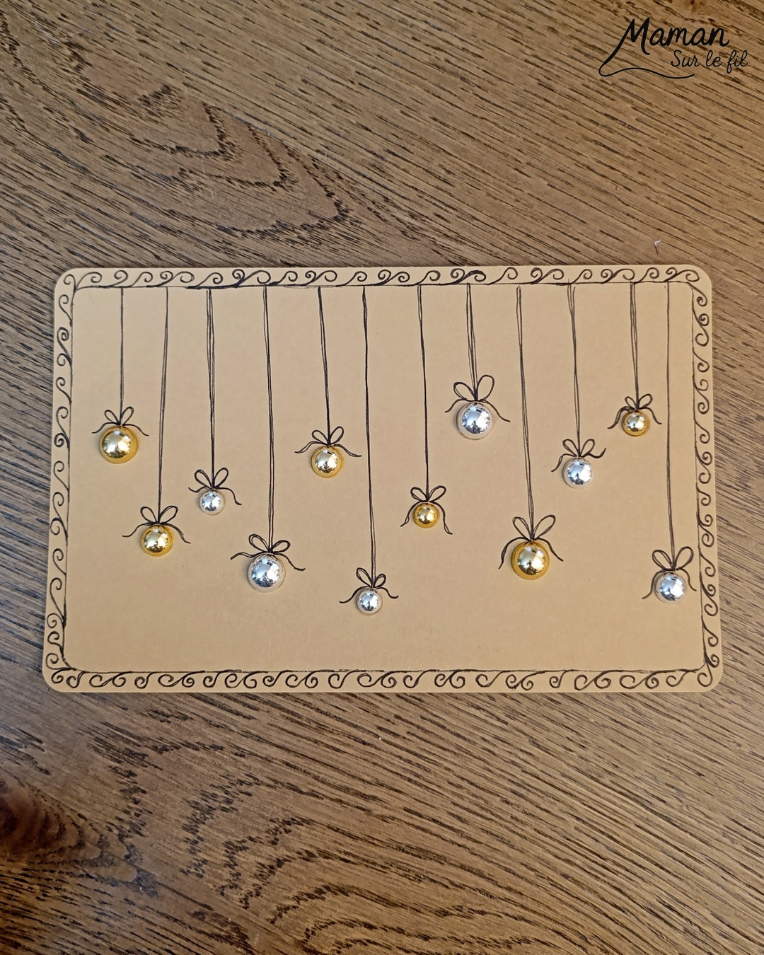 Créer une carte de voeux Boules de Noël avec des cabochons : activité créative et manuelle enfants - Découpage et collage de papier - Collage de demi perles, sequins, cabochons dorés et argentés pour les boules suspendues - Dessins, écriture et graphismes au feutre fin noir - Fond papier couleur Kraft - Cadeau pour les fêtes de fin d'année - Joyeux Noël ou Bonne année - Bricolage joli et décoration DIY et facile - Bricolage Fait maison, décoration - Thème Noël, fêtes de fin d'année, Boules de Noël - Bricolage sympa et facile - Arts visuels Maternelle et cycle 2 - Maternelle et élémentaire - Créativité - Cycle 1 ou 2 - tutoriel photos - mslf