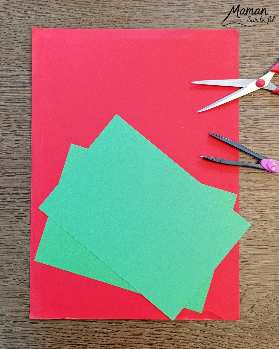 Créer des boules à suspendre façon Père Noël et Lutin : activité créative et manuelle enfants - Découpage et collage de papier -Peinture éclaboussée blanche - Géométrie, utilisation d'un compas, cercle - Feutre doré pour les détails de la ceinture - Fil chenille argenté pour accrocher les boules de Noël - Bricolage rigolo et décoration DIY et facile - Bricolage Fait maison, décoration - Thème Noël, fêtes de fin d'année, décorations pour le sapin, Lutins du père Noêl - Bricolage sympa et facile - Arts visuels Maternelle et cycle 2 - Maternelle et élémentaire - Créativité - Cycle 1 ou 2 - tutoriel photos - mslf