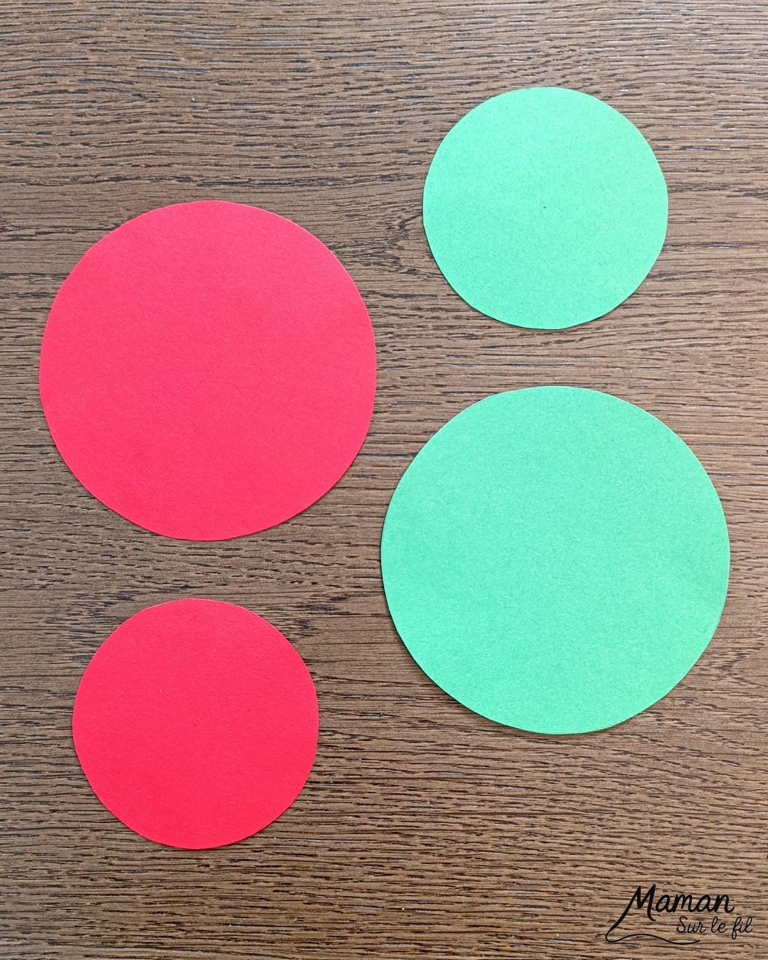 Créer des boules à suspendre façon Père Noël et Lutin : activité créative et manuelle enfants - Découpage et collage de papier -Peinture éclaboussée blanche - Géométrie, utilisation d'un compas, cercle - Feutre doré pour les détails de la ceinture - Fil chenille argenté pour accrocher les boules de Noël - Bricolage rigolo et décoration DIY et facile - Bricolage Fait maison, décoration - Thème Noël, fêtes de fin d'année, décorations pour le sapin, Lutins du père Noêl - Bricolage sympa et facile - Arts visuels Maternelle et cycle 2 - Maternelle et élémentaire - Créativité - Cycle 1 ou 2 - tutoriel photos - mslf