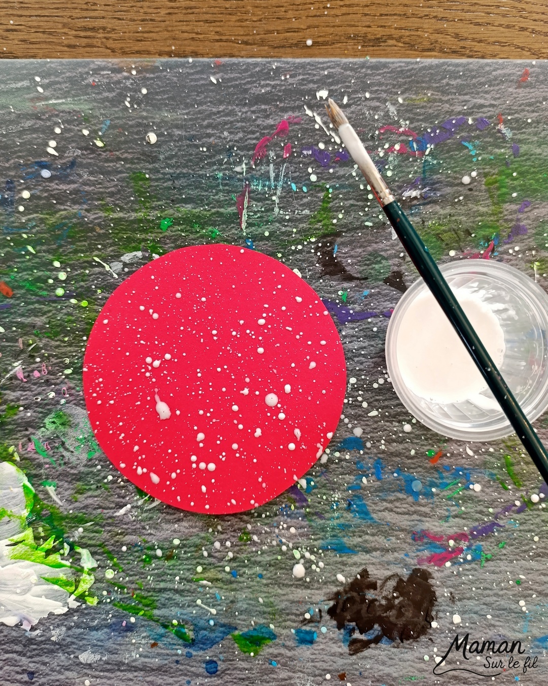 Créer des boules à suspendre façon Père Noël et Lutin : activité créative et manuelle enfants - Découpage et collage de papier -Peinture éclaboussée blanche - Géométrie, utilisation d'un compas, cercle - Feutre doré pour les détails de la ceinture - Fil chenille argenté pour accrocher les boules de Noël - Bricolage rigolo et décoration DIY et facile - Bricolage Fait maison, décoration - Thème Noël, fêtes de fin d'année, décorations pour le sapin, Lutins du père Noêl - Bricolage sympa et facile - Arts visuels Maternelle et cycle 2 - Maternelle et élémentaire - Créativité - Cycle 1 ou 2 - tutoriel photos - mslf