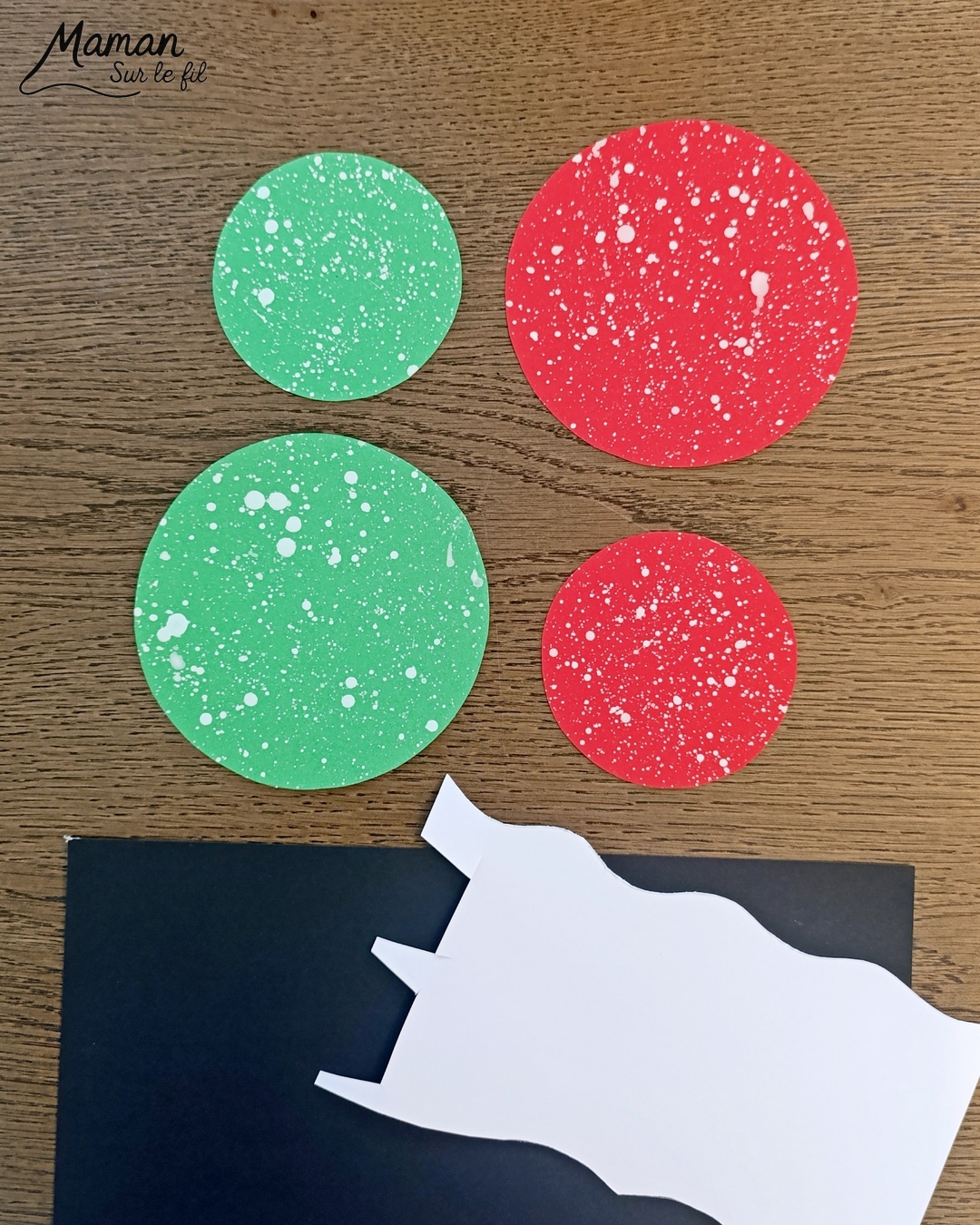 Créer des boules à suspendre façon Père Noël et Lutin : activité créative et manuelle enfants - Découpage et collage de papier -Peinture éclaboussée blanche - Géométrie, utilisation d'un compas, cercle - Feutre doré pour les détails de la ceinture - Fil chenille argenté pour accrocher les boules de Noël - Bricolage rigolo et décoration DIY et facile - Bricolage Fait maison, décoration - Thème Noël, fêtes de fin d'année, décorations pour le sapin, Lutins du père Noêl - Bricolage sympa et facile - Arts visuels Maternelle et cycle 2 - Maternelle et élémentaire - Créativité - Cycle 1 ou 2 - tutoriel photos - mslf