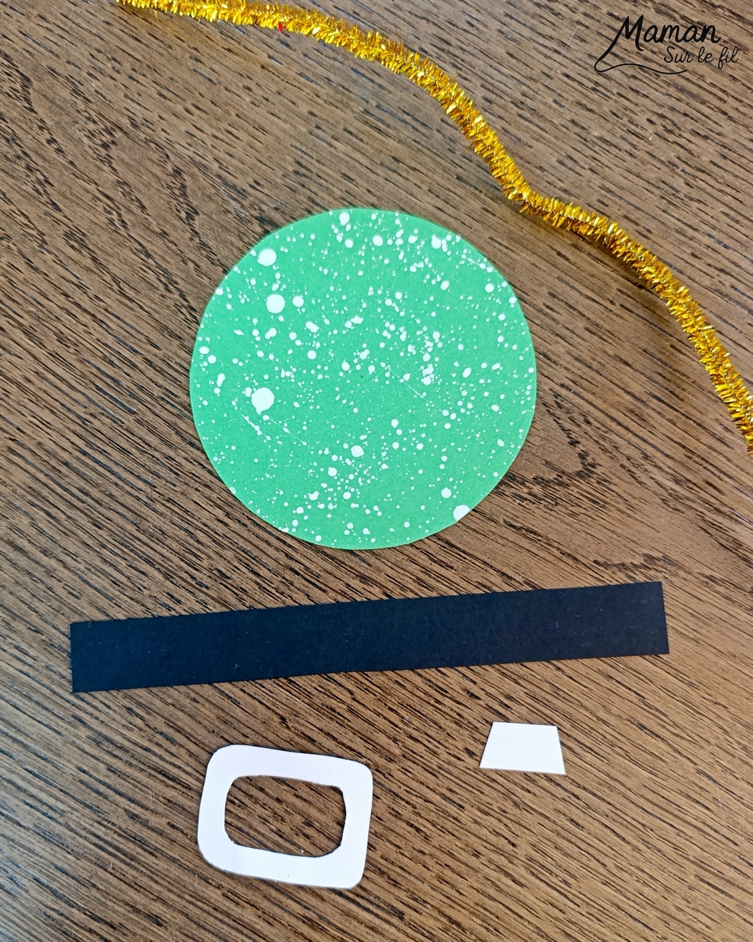 Créer des boules à suspendre façon Père Noël et Lutin : activité créative et manuelle enfants - Découpage et collage de papier -Peinture éclaboussée blanche - Géométrie, utilisation d'un compas, cercle - Feutre doré pour les détails de la ceinture - Fil chenille argenté pour accrocher les boules de Noël - Bricolage rigolo et décoration DIY et facile - Bricolage Fait maison, décoration - Thème Noël, fêtes de fin d'année, décorations pour le sapin, Lutins du père Noêl - Bricolage sympa et facile - Arts visuels Maternelle et cycle 2 - Maternelle et élémentaire - Créativité - Cycle 1 ou 2 - tutoriel photos - mslf