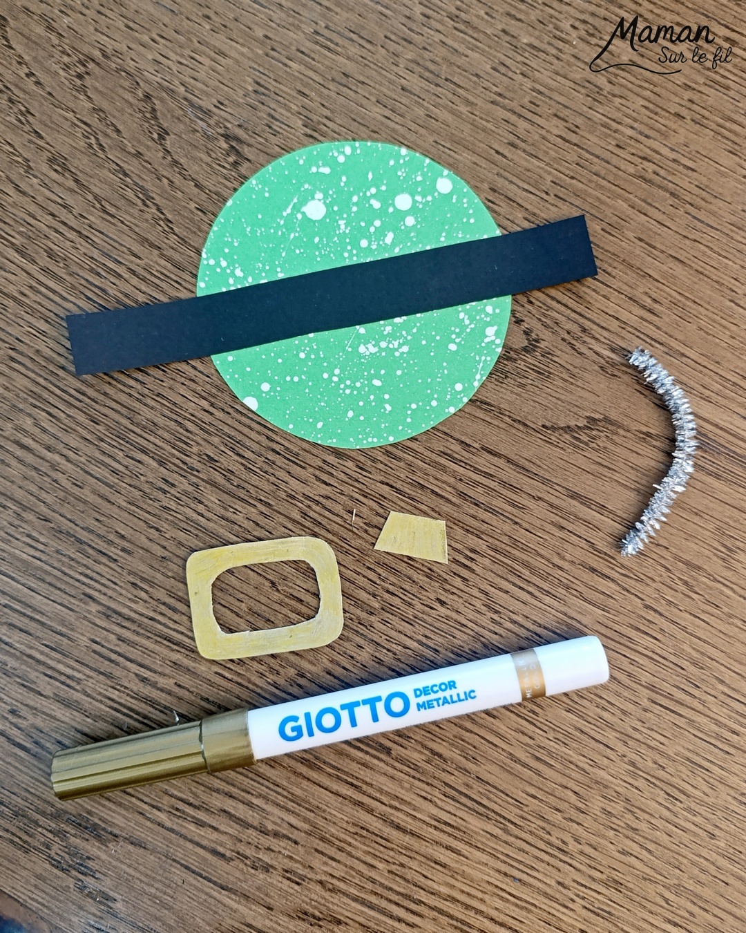 Créer des boules à suspendre façon Père Noël et Lutin : activité créative et manuelle enfants - Découpage et collage de papier -Peinture éclaboussée blanche - Géométrie, utilisation d'un compas, cercle - Feutre doré pour les détails de la ceinture - Fil chenille argenté pour accrocher les boules de Noël - Bricolage rigolo et décoration DIY et facile - Bricolage Fait maison, décoration - Thème Noël, fêtes de fin d'année, décorations pour le sapin, Lutins du père Noêl - Bricolage sympa et facile - Arts visuels Maternelle et cycle 2 - Maternelle et élémentaire - Créativité - Cycle 1 ou 2 - tutoriel photos - mslf