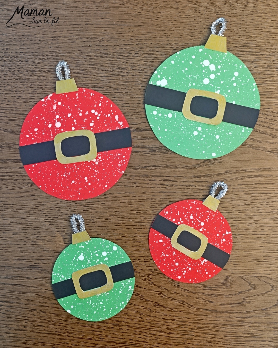 Créer des boules à suspendre façon Père Noël et Lutin : activité créative et manuelle enfants - Découpage et collage de papier -Peinture éclaboussée blanche - Géométrie, utilisation d'un compas, cercle - Feutre doré pour les détails de la ceinture - Fil chenille argenté pour accrocher les boules de Noël - Bricolage rigolo et décoration DIY et facile - Bricolage Fait maison, décoration - Thème Noël, fêtes de fin d'année, décorations pour le sapin, Lutins du père Noêl - Bricolage sympa et facile - Arts visuels Maternelle et cycle 2 - Maternelle et élémentaire - Créativité - Cycle 1 ou 2 - tutoriel photos - mslf