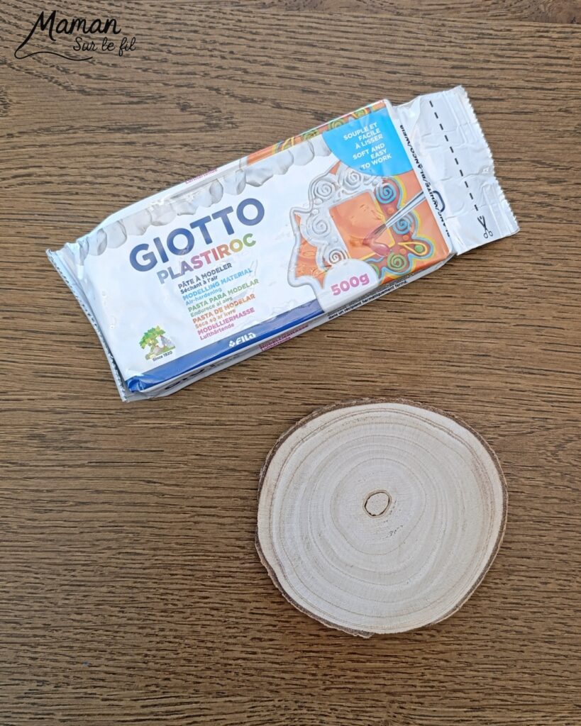 Fabriquer un bonhomme de neige fondu en pâte autodurcissante - activité créative et manuelle enfants - Décoration DIY et rigolote - Modelage, peinture, collage - Feutrine pour le chapeau, boutons et branches pour les bras - Le tout sur rondin de bois et napperon blanc - Bricolage et décoration DIY - Bricolage Fait maison, décoration - Thème Hiver, froid, neige - Bricolage sympa et facile - Arts visuels Maternelle et cycle 2 - Maternelle et élémentaire - Créativité - Cycle 1 ou 2 - tutoriel photos - mslf