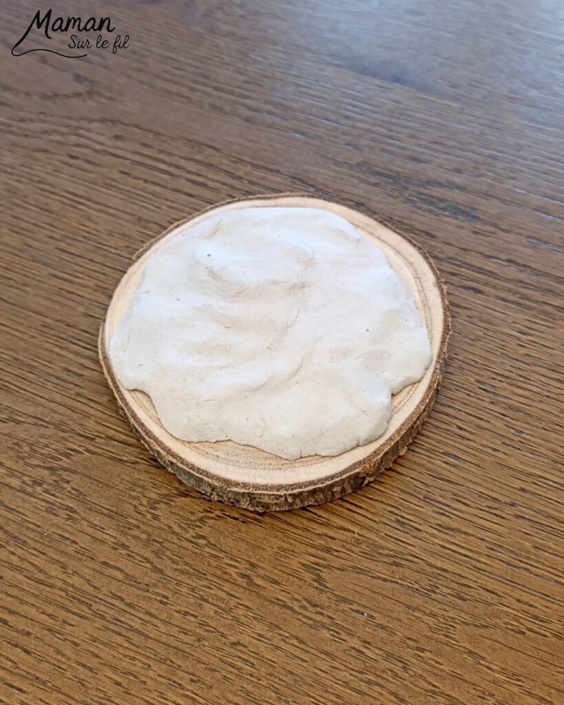 Fabriquer un bonhomme de neige fondu en pâte autodurcissante - activité créative et manuelle enfants - Décoration DIY et rigolote - Modelage, peinture, collage - Feutrine pour le chapeau, boutons et branches pour les bras - Le tout sur rondin de bois et napperon blanc - Bricolage et décoration DIY - Bricolage Fait maison, décoration - Thème Hiver, froid, neige - Bricolage sympa et facile - Arts visuels Maternelle et cycle 2 - Maternelle et élémentaire - Créativité - Cycle 1 ou 2 - tutoriel photos - mslf