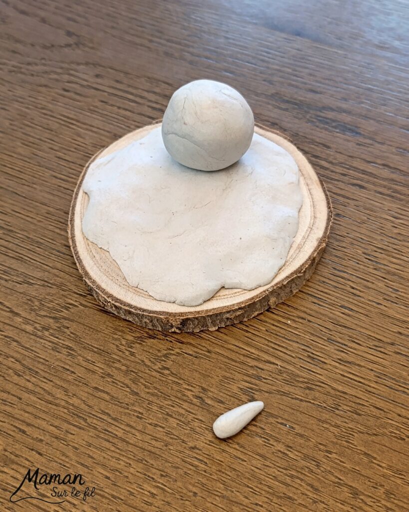 Fabriquer un bonhomme de neige fondu en pâte autodurcissante - activité créative et manuelle enfants - Décoration DIY et rigolote - Modelage, peinture, collage - Feutrine pour le chapeau, boutons et branches pour les bras - Le tout sur rondin de bois et napperon blanc - Bricolage et décoration DIY - Bricolage Fait maison, décoration - Thème Hiver, froid, neige - Bricolage sympa et facile - Arts visuels Maternelle et cycle 2 - Maternelle et élémentaire - Créativité - Cycle 1 ou 2 - tutoriel photos - mslf