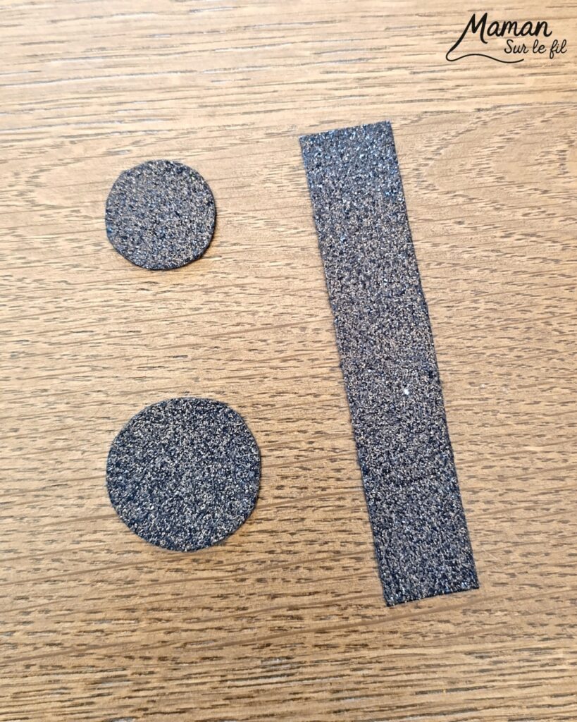 Fabriquer un bonhomme de neige fondu en pâte autodurcissante - activité créative et manuelle enfants - Décoration DIY et rigolote - Modelage, peinture, collage - Feutrine pour le chapeau, boutons et branches pour les bras - Le tout sur rondin de bois et napperon blanc - Bricolage et décoration DIY - Bricolage Fait maison, décoration - Thème Hiver, froid, neige - Bricolage sympa et facile - Arts visuels Maternelle et cycle 2 - Maternelle et élémentaire - Créativité - Cycle 1 ou 2 - tutoriel photos - mslf