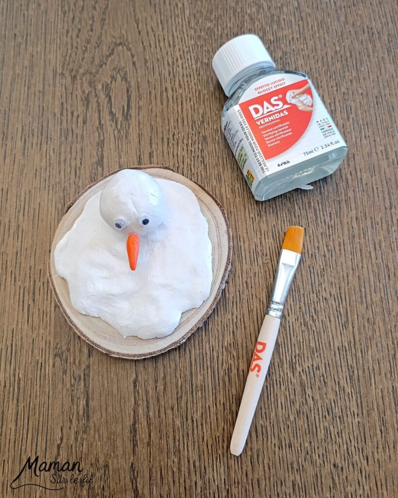 Fabriquer un bonhomme de neige fondu en pâte autodurcissante - activité créative et manuelle enfants - Décoration DIY et rigolote - Modelage, peinture, collage - Feutrine pour le chapeau, boutons et branches pour les bras - Le tout sur rondin de bois et napperon blanc - Bricolage et décoration DIY - Bricolage Fait maison, décoration - Thème Hiver, froid, neige - Bricolage sympa et facile - Arts visuels Maternelle et cycle 2 - Maternelle et élémentaire - Créativité - Cycle 1 ou 2 - tutoriel photos - mslf