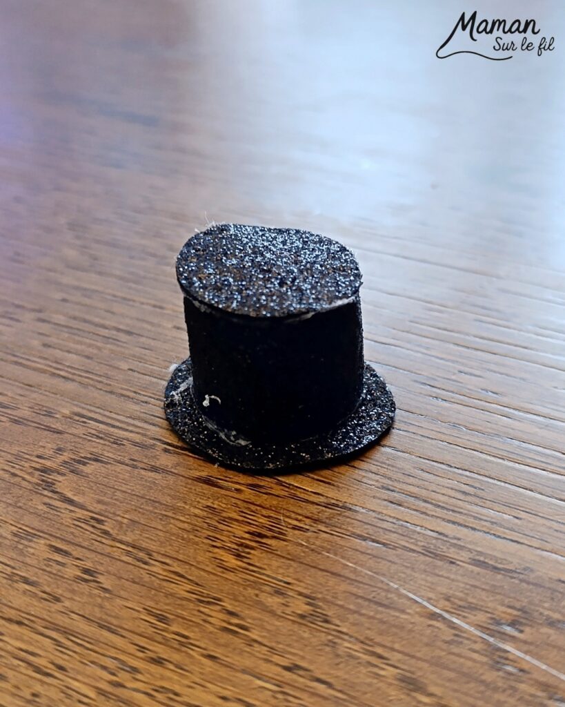 Fabriquer un bonhomme de neige fondu en pâte autodurcissante - activité créative et manuelle enfants - Décoration DIY et rigolote - Modelage, peinture, collage - Feutrine pour le chapeau, boutons et branches pour les bras - Le tout sur rondin de bois et napperon blanc - Bricolage et décoration DIY - Bricolage Fait maison, décoration - Thème Hiver, froid, neige - Bricolage sympa et facile - Arts visuels Maternelle et cycle 2 - Maternelle et élémentaire - Créativité - Cycle 1 ou 2 - tutoriel photos - mslf