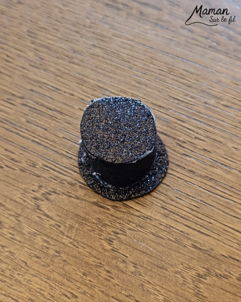 Fabriquer un bonhomme de neige fondu en pâte autodurcissante - activité créative et manuelle enfants - Décoration DIY et rigolote - Modelage, peinture, collage - Feutrine pour le chapeau, boutons et branches pour les bras - Le tout sur rondin de bois et napperon blanc - Bricolage et décoration DIY - Bricolage Fait maison, décoration - Thème Hiver, froid, neige - Bricolage sympa et facile - Arts visuels Maternelle et cycle 2 - Maternelle et élémentaire - Créativité - Cycle 1 ou 2 - tutoriel photos - mslf