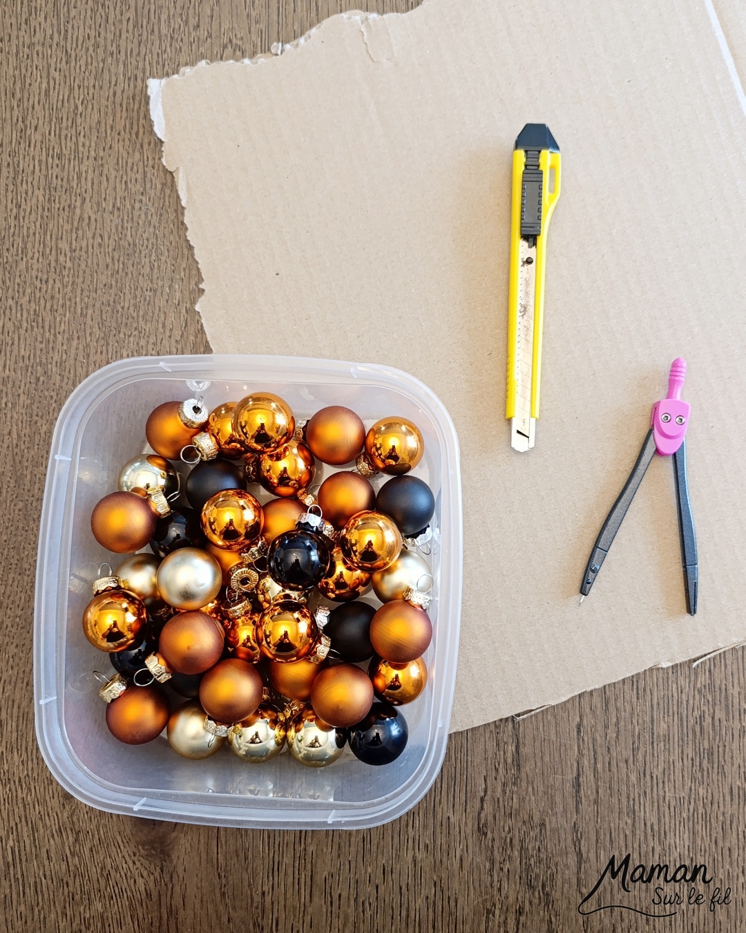 Fabriquer une couronne de Noël DIY avec des boules : activité créative et manuelle enfants - Recyclage, récup', surcyclage de carton et de vieilles boules de Noël - Décoration faite maison - Suspension - Géométrie, utilisation d'un compas, cercle - Bricolage joli et décoration DIY et facile - Bricolage Fait maison, décoration - Thème Noël, fêtes de fin d'année, décorations pour la maison - Bricolage sympa et facile - Arts visuels Maternelle et cycle 2 - Maternelle et élémentaire - Créativité - Cycle 1 ou 2 - tutoriel photos - mslf