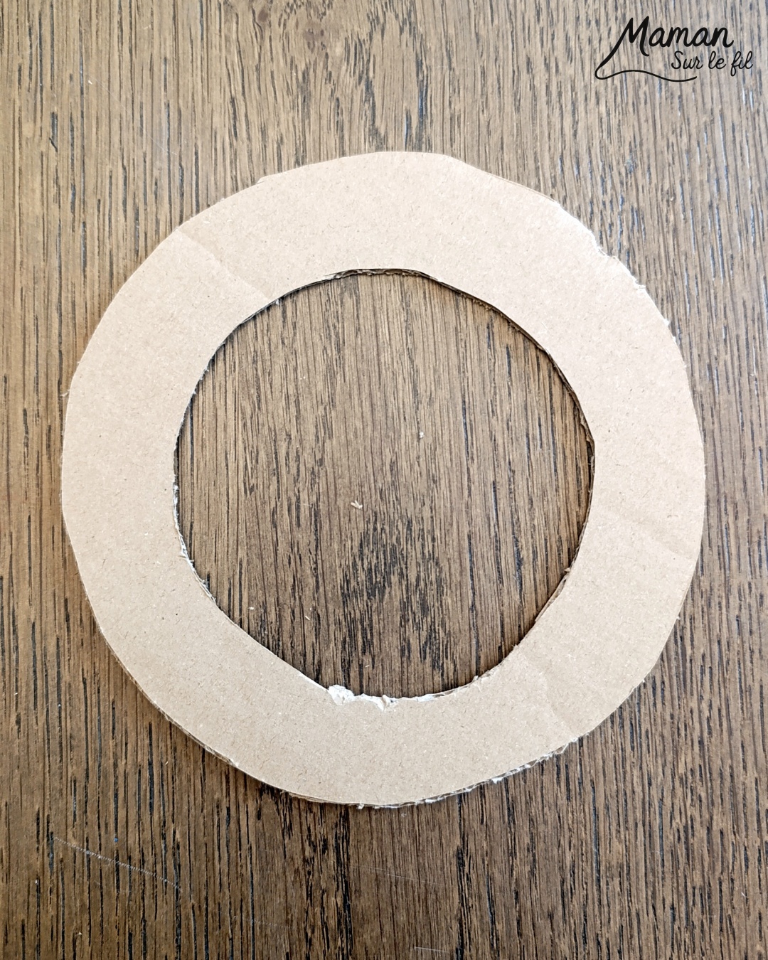 Fabriquer une couronne de Noël DIY avec des boules : activité créative et manuelle enfants - Recyclage, récup', surcyclage de carton et de vieilles boules de Noël - Décoration faite maison - Suspension - Géométrie, utilisation d'un compas, cercle - Bricolage joli et décoration DIY et facile - Bricolage Fait maison, décoration - Thème Noël, fêtes de fin d'année, décorations pour la maison - Bricolage sympa et facile - Arts visuels Maternelle et cycle 2 - Maternelle et élémentaire - Créativité - Cycle 1 ou 2 - tutoriel photos - mslf