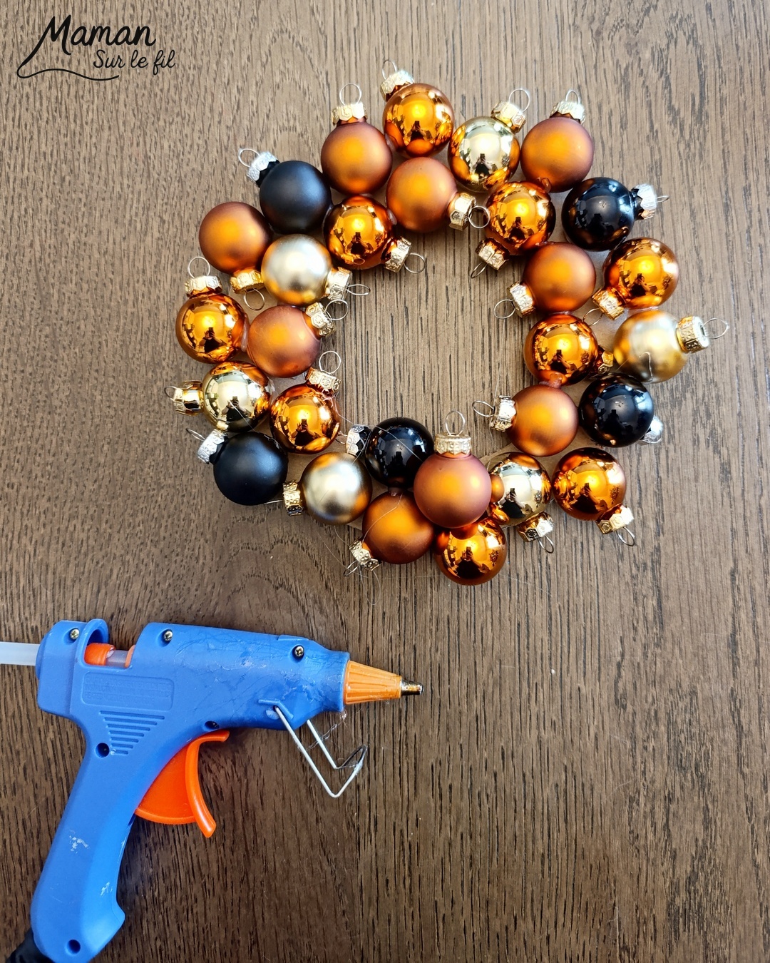 Fabriquer une couronne de Noël DIY avec des boules : activité créative et manuelle enfants - Recyclage, récup', surcyclage de carton et de vieilles boules de Noël - Décoration faite maison - Suspension - Géométrie, utilisation d'un compas, cercle - Bricolage joli et décoration DIY et facile - Bricolage Fait maison, décoration - Thème Noël, fêtes de fin d'année, décorations pour la maison - Bricolage sympa et facile - Arts visuels Maternelle et cycle 2 - Maternelle et élémentaire - Créativité - Cycle 1 ou 2 - tutoriel photos - mslf