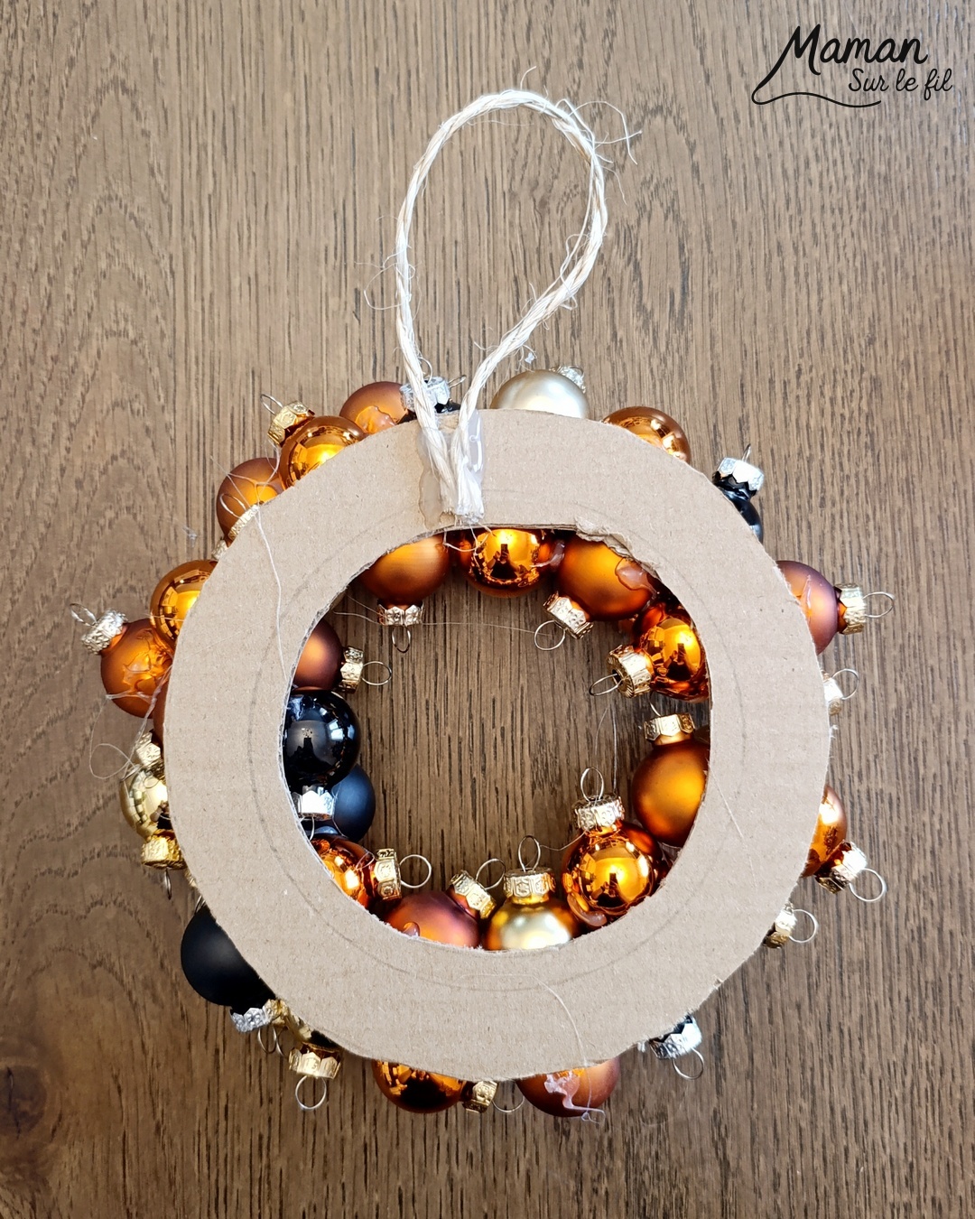 Fabriquer une couronne de Noël DIY avec des boules : activité créative et manuelle enfants - Recyclage, récup', surcyclage de carton et de vieilles boules de Noël - Décoration faite maison - Suspension - Géométrie, utilisation d'un compas, cercle - Bricolage joli et décoration DIY et facile - Bricolage Fait maison, décoration - Thème Noël, fêtes de fin d'année, décorations pour la maison - Bricolage sympa et facile - Arts visuels Maternelle et cycle 2 - Maternelle et élémentaire - Créativité - Cycle 1 ou 2 - tutoriel photos - mslf