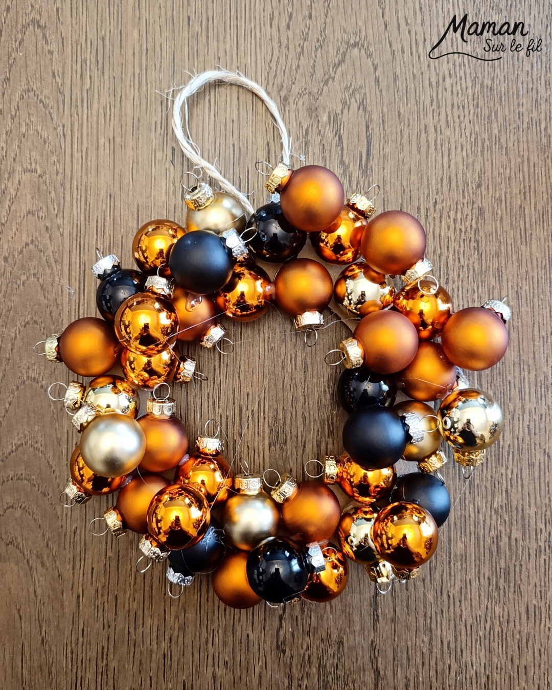 Fabriquer une couronne de Noël DIY avec des boules : activité créative et manuelle enfants - Recyclage, récup', surcyclage de carton et de vieilles boules de Noël - Décoration faite maison - Suspension - Géométrie, utilisation d'un compas, cercle - Bricolage joli et décoration DIY et facile - Bricolage Fait maison, décoration - Thème Noël, fêtes de fin d'année, décorations pour la maison - Bricolage sympa et facile - Arts visuels Maternelle et cycle 2 - Maternelle et élémentaire - Créativité - Cycle 1 ou 2 - tutoriel photos - mslf