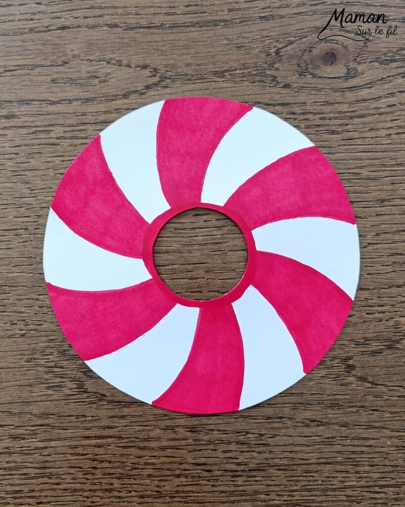 Fabriquer des donuts gourmands d'hiver en carton et papier : activité créative, récup' et manuelle enfants - Version bonhomme de neige et sucre d'orge - Découpage et collage de papier - Recyclage, surcyclage de carton fin - Géométrie, utilisation du compas, cercles - Dessin, coloriage - Bricolage et décoration DIY et facile - Bricolage Fait maison, décoration - Thème hiver, froid, neige, gourmandises, bonbons, Noël - Bricolage sympa et facile - Arts visuels Maternelle et cycle 2 - Maternelle et élémentaire - Créativité - Cycle 1 ou 2 - tutoriel photos - mslf