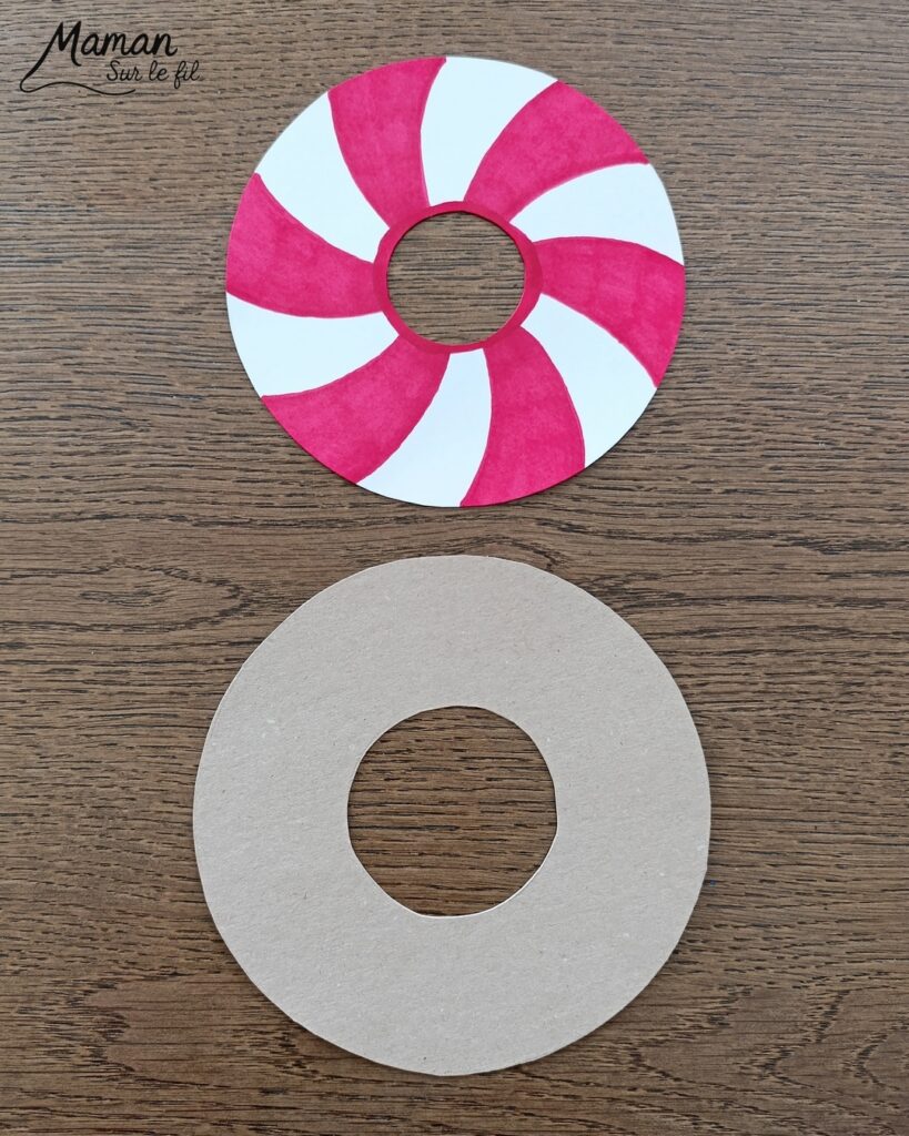 Fabriquer des donuts gourmands d'hiver en carton et papier : activité créative, récup' et manuelle enfants - Version bonhomme de neige et sucre d'orge - Découpage et collage de papier - Recyclage, surcyclage de carton fin - Géométrie, utilisation du compas, cercles - Dessin, coloriage - Bricolage et décoration DIY et facile - Bricolage Fait maison, décoration - Thème hiver, froid, neige, gourmandises, bonbons, Noël - Bricolage sympa et facile - Arts visuels Maternelle et cycle 2 - Maternelle et élémentaire - Créativité - Cycle 1 ou 2 - tutoriel photos - mslf