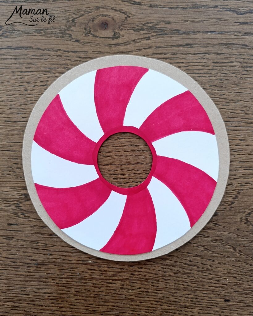 Fabriquer des donuts gourmands d'hiver en carton et papier : activité créative, récup' et manuelle enfants - Version bonhomme de neige et sucre d'orge - Découpage et collage de papier - Recyclage, surcyclage de carton fin - Géométrie, utilisation du compas, cercles - Dessin, coloriage - Bricolage et décoration DIY et facile - Bricolage Fait maison, décoration - Thème hiver, froid, neige, gourmandises, bonbons, Noël - Bricolage sympa et facile - Arts visuels Maternelle et cycle 2 - Maternelle et élémentaire - Créativité - Cycle 1 ou 2 - tutoriel photos - mslf