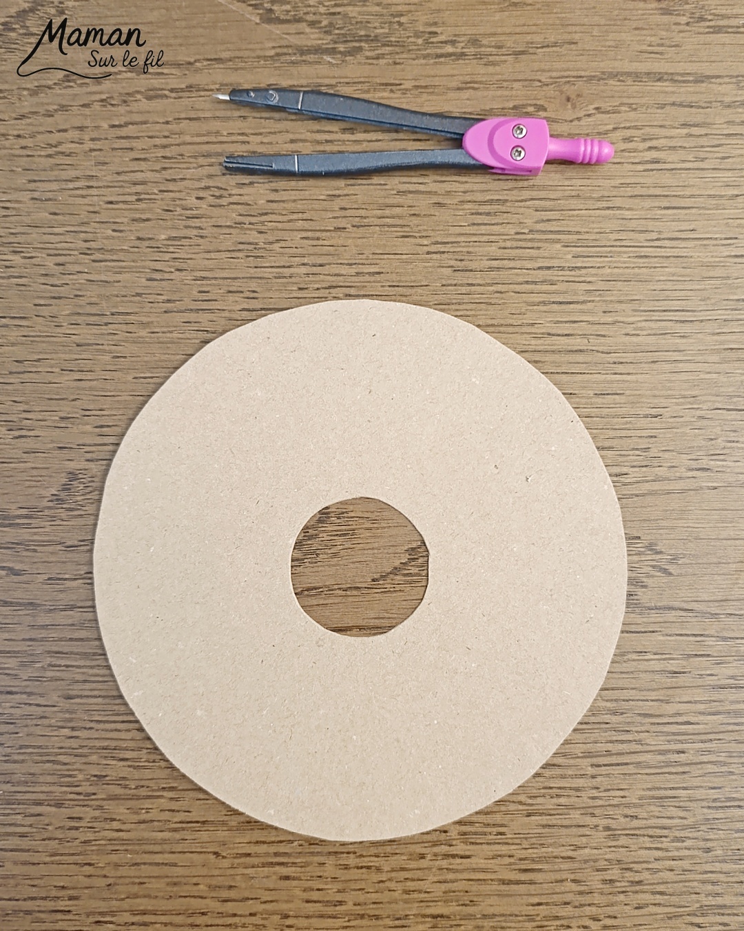 Fabriquer des donuts gourmands d'hiver en carton et papier : activité créative, récup' et manuelle enfants - Version bonhomme de neige et sucre d'orge - Découpage et collage de papier - Recyclage, surcyclage de carton fin - Géométrie, utilisation du compas, cercles - Dessin, coloriage - Bricolage et décoration DIY et facile - Bricolage Fait maison, décoration - Thème hiver, froid, neige, gourmandises, bonbons, Noël - Bricolage sympa et facile - Arts visuels Maternelle et cycle 2 - Maternelle et élémentaire - Créativité - Cycle 1 ou 2 - tutoriel photos - mslf