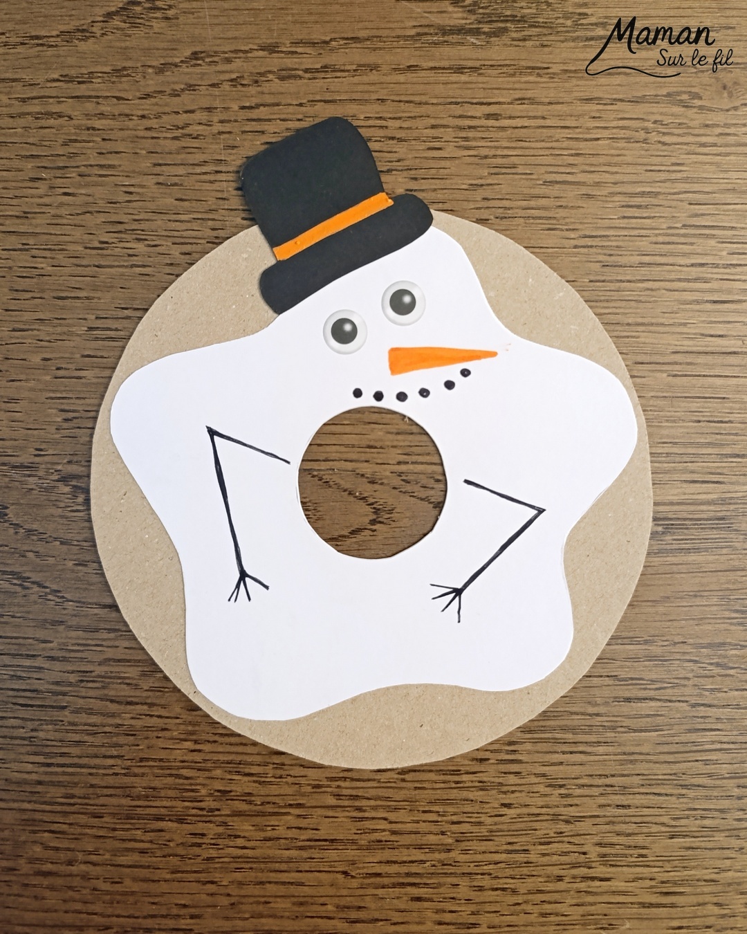 Fabriquer des donuts gourmands d'hiver en carton et papier : activité créative, récup' et manuelle enfants - Version bonhomme de neige et sucre d'orge - Découpage et collage de papier - Recyclage, surcyclage de carton fin - Géométrie, utilisation du compas, cercles - Dessin, coloriage - Bricolage et décoration DIY et facile - Bricolage Fait maison, décoration - Thème hiver, froid, neige, gourmandises, bonbons, Noël - Bricolage sympa et facile - Arts visuels Maternelle et cycle 2 - Maternelle et élémentaire - Créativité - Cycle 1 ou 2 - tutoriel photos - mslf