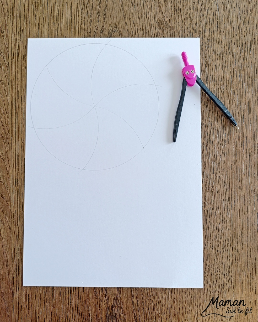 Fabriquer des donuts gourmands d'hiver en carton et papier : activité créative, récup' et manuelle enfants - Version bonhomme de neige et sucre d'orge - Découpage et collage de papier - Recyclage, surcyclage de carton fin - Géométrie, utilisation du compas, cercles - Dessin, coloriage - Bricolage et décoration DIY et facile - Bricolage Fait maison, décoration - Thème hiver, froid, neige, gourmandises, bonbons, Noël - Bricolage sympa et facile - Arts visuels Maternelle et cycle 2 - Maternelle et élémentaire - Créativité - Cycle 1 ou 2 - tutoriel photos - mslf