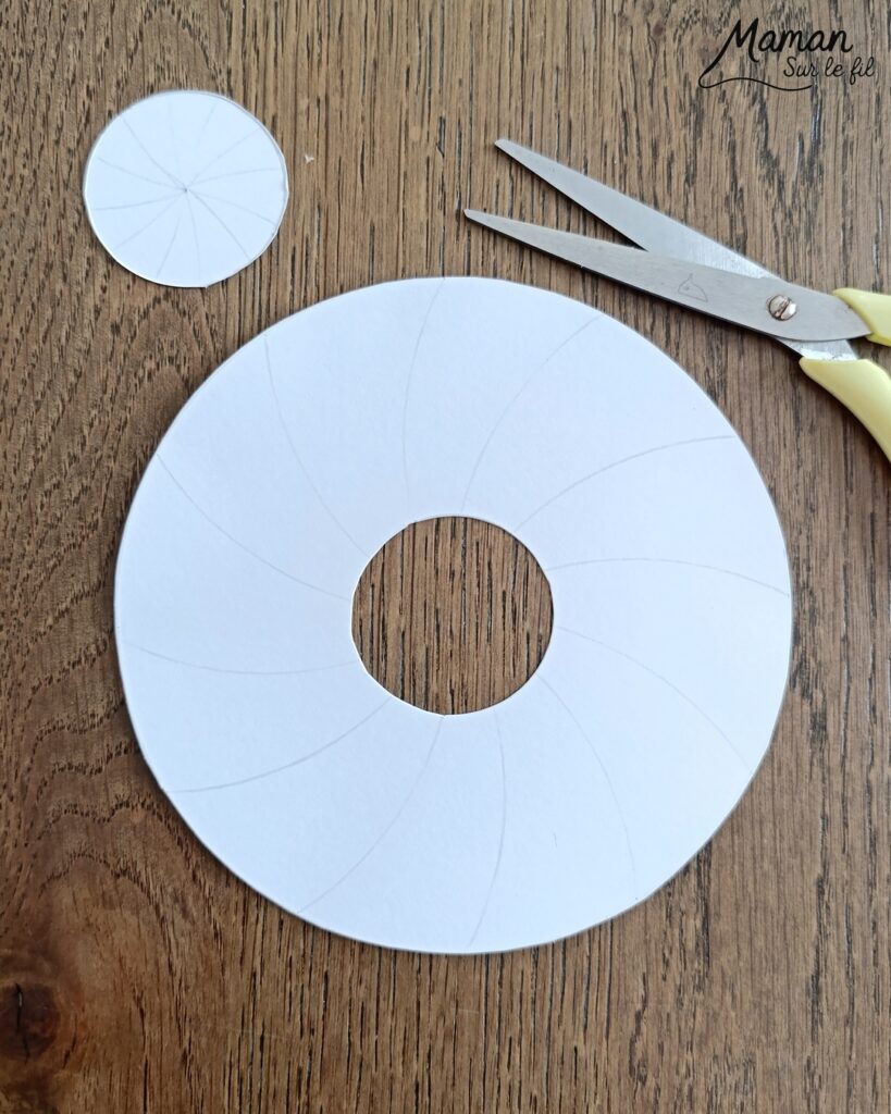 Fabriquer des donuts gourmands d'hiver en carton et papier : activité créative, récup' et manuelle enfants - Version bonhomme de neige et sucre d'orge - Découpage et collage de papier - Recyclage, surcyclage de carton fin - Géométrie, utilisation du compas, cercles - Dessin, coloriage - Bricolage et décoration DIY et facile - Bricolage Fait maison, décoration - Thème hiver, froid, neige, gourmandises, bonbons, Noël - Bricolage sympa et facile - Arts visuels Maternelle et cycle 2 - Maternelle et élémentaire - Créativité - Cycle 1 ou 2 - tutoriel photos - mslf