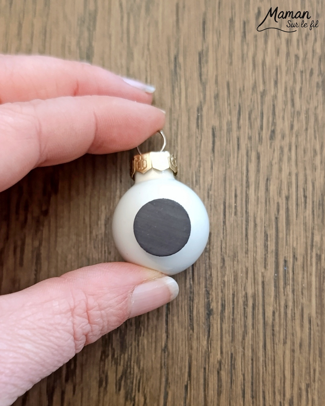 Fabriquer des magnets hivernaux avec de vieilles boules de Noël : activité créative, récup' et manuelle enfants - Recyclage, surcyclage de mini boules de Noël - Décoration faite maison et DIY - Bleu et blanc - Décoration à offrir - à accrocher au frigo - Entre Noël et hiver -Bricolage joli et décoration DIY et facile - Bricolage Fait maison, décoration - Thème Noël, fêtes de fin d'année, décorations pour la maison, hiver - Bricolage sympa et facile - Arts visuels Maternelle et cycle 2 - Maternelle et élémentaire - Créativité - Cycle 1 ou 2 - tutoriel photos - mslf