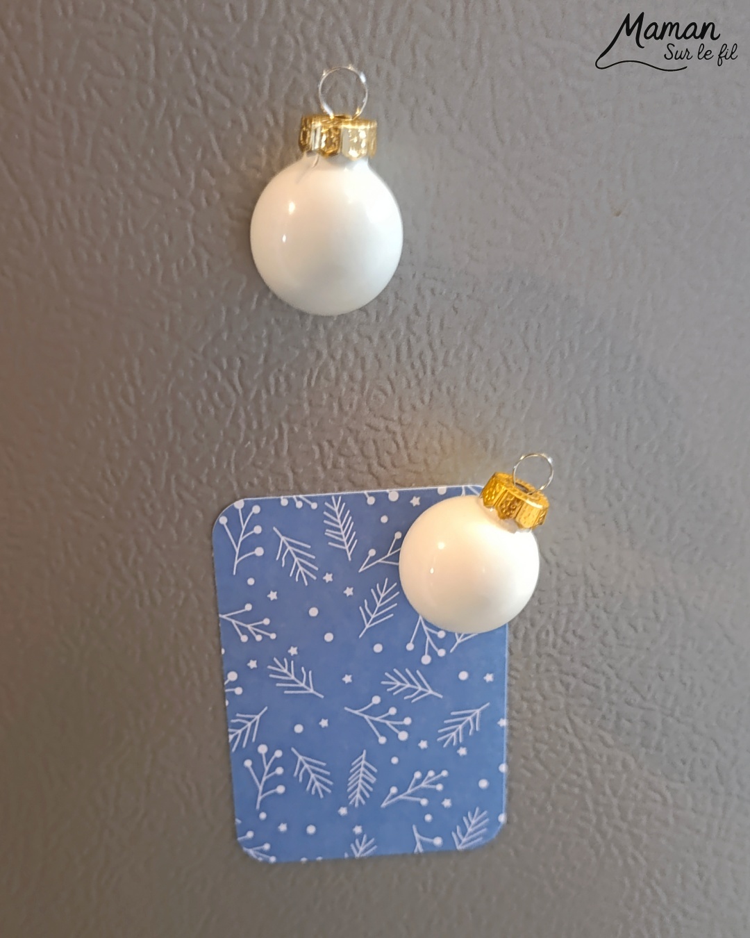 Fabriquer des magnets hivernaux avec de vieilles boules de Noël : activité créative, récup' et manuelle enfants - Recyclage, surcyclage de mini boules de Noël - Décoration faite maison et DIY - Bleu et blanc - Décoration à offrir - à accrocher au frigo - Entre Noël et hiver -Bricolage joli et décoration DIY et facile - Bricolage Fait maison, décoration - Thème Noël, fêtes de fin d'année, décorations pour la maison, hiver - Bricolage sympa et facile - Arts visuels Maternelle et cycle 2 - Maternelle et élémentaire - Créativité - Cycle 1 ou 2 - tutoriel photos - mslf