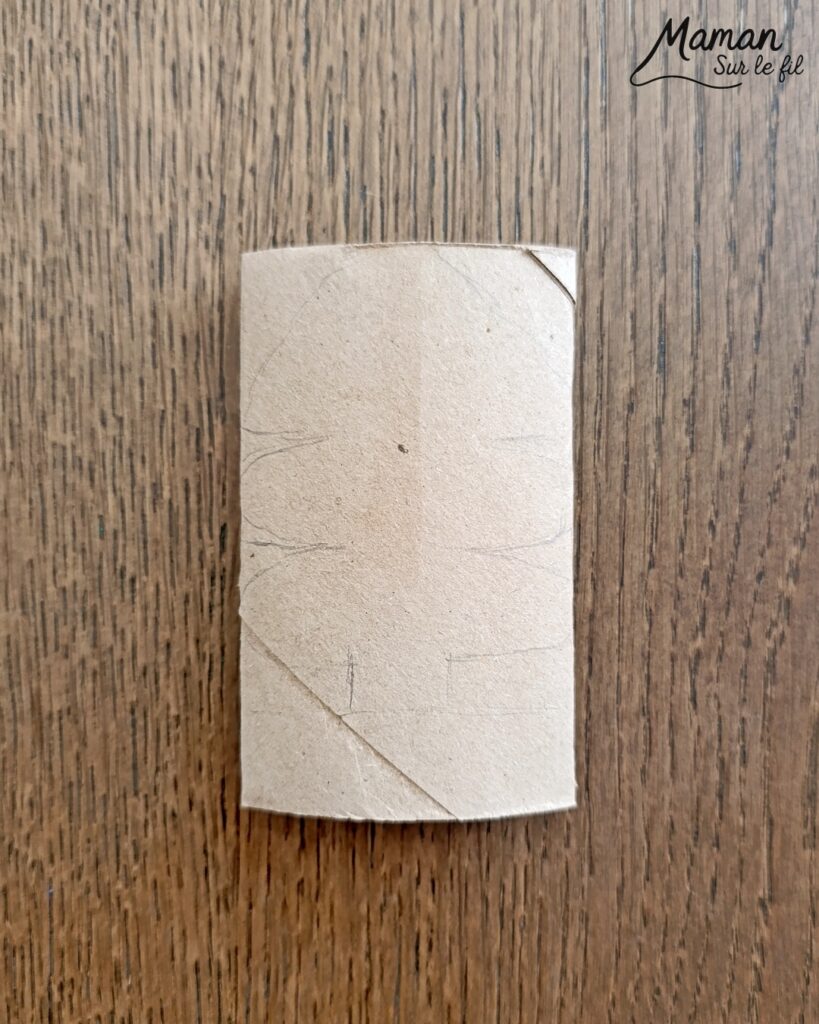 Fabriquer des sapins recto-verso entre hiver et Noël : activité créative, récup', peinture et manuelle enfants - Recyclage, surcyclage de rouleaux de papier toilette PQ en carton - - Peinture avec de la gouache en stick - Vert et doré - Dessin et graphismes aux marqueurs Peinture : blanc pour l'hiver et la neige au recto, boules rouge et jaune pour Noël au verso - Décorer le sapin de Noël - Bricolage DIY facile et rapide - Thème hiver, Noël, fêtes de fin d'année - Décoration DIY - Bricolage et décoration sympa et facile - Arts visuels maternelle et élémentaire - Cycles 1 et 2 - Créativité - tutoriel photos et vidéo - mslf