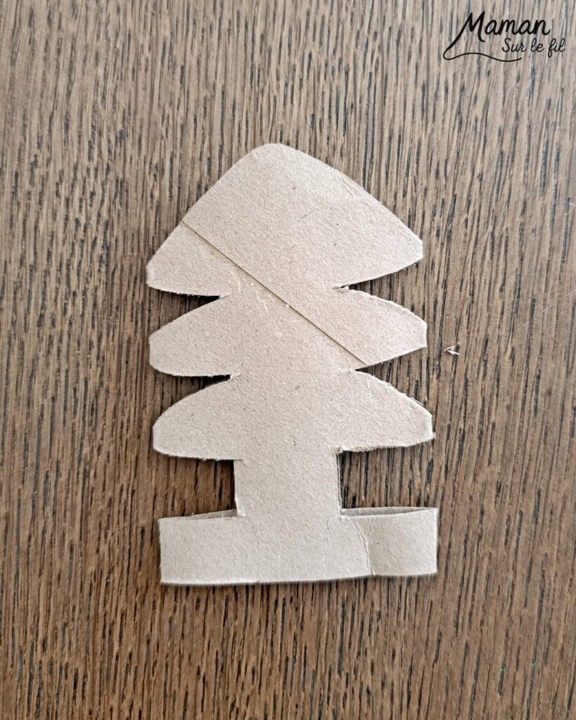 Fabriquer des sapins recto-verso entre hiver et Noël : activité créative, récup', peinture et manuelle enfants - Recyclage, surcyclage de rouleaux de papier toilette PQ en carton - - Peinture avec de la gouache en stick - Vert et doré - Dessin et graphismes aux marqueurs Peinture : blanc pour l'hiver et la neige au recto, boules rouge et jaune pour Noël au verso - Décorer le sapin de Noël - Bricolage DIY facile et rapide - Thème hiver, Noël, fêtes de fin d'année - Décoration DIY - Bricolage et décoration sympa et facile - Arts visuels maternelle et élémentaire - Cycles 1 et 2 - Créativité - tutoriel photos et vidéo - mslf