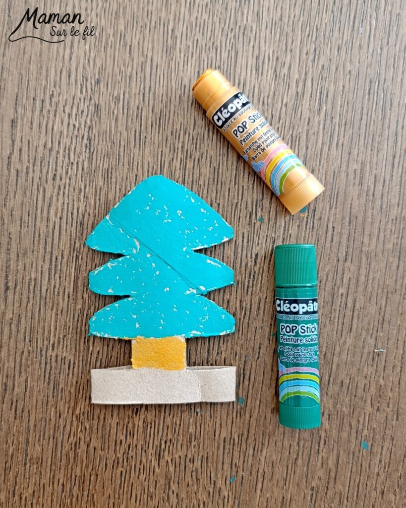 Fabriquer des sapins recto-verso entre hiver et Noël : activité créative, récup', peinture et manuelle enfants - Recyclage, surcyclage de rouleaux de papier toilette PQ en carton - - Peinture avec de la gouache en stick - Vert et doré - Dessin et graphismes aux marqueurs Peinture : blanc pour l'hiver et la neige au recto, boules rouge et jaune pour Noël au verso - Décorer le sapin de Noël - Bricolage DIY facile et rapide - Thème hiver, Noël, fêtes de fin d'année - Décoration DIY - Bricolage et décoration sympa et facile - Arts visuels maternelle et élémentaire - Cycles 1 et 2 - Créativité - tutoriel photos et vidéo - mslf