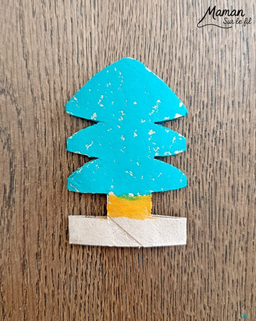 Fabriquer des sapins recto-verso entre hiver et Noël : activité créative, récup', peinture et manuelle enfants - Recyclage, surcyclage de rouleaux de papier toilette PQ en carton - - Peinture avec de la gouache en stick - Vert et doré - Dessin et graphismes aux marqueurs Peinture : blanc pour l'hiver et la neige au recto, boules rouge et jaune pour Noël au verso - Décorer le sapin de Noël - Bricolage DIY facile et rapide - Thème hiver, Noël, fêtes de fin d'année - Décoration DIY - Bricolage et décoration sympa et facile - Arts visuels maternelle et élémentaire - Cycles 1 et 2 - Créativité - tutoriel photos et vidéo - mslf