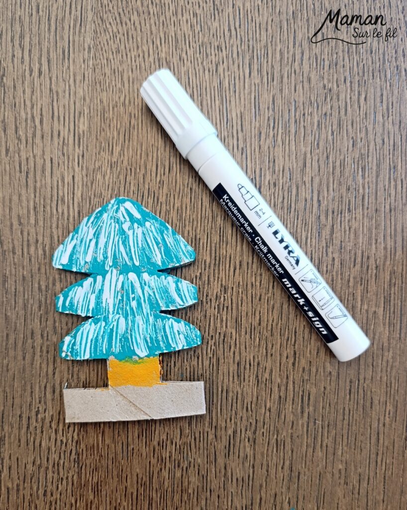 Fabriquer des sapins recto-verso entre hiver et Noël : activité créative, récup', peinture et manuelle enfants - Recyclage, surcyclage de rouleaux de papier toilette PQ en carton - - Peinture avec de la gouache en stick - Vert et doré - Dessin et graphismes aux marqueurs Peinture : blanc pour l'hiver et la neige au recto, boules rouge et jaune pour Noël au verso - Décorer le sapin de Noël - Bricolage DIY facile et rapide - Thème hiver, Noël, fêtes de fin d'année - Décoration DIY - Bricolage et décoration sympa et facile - Arts visuels maternelle et élémentaire - Cycles 1 et 2 - Créativité - tutoriel photos et vidéo - mslf