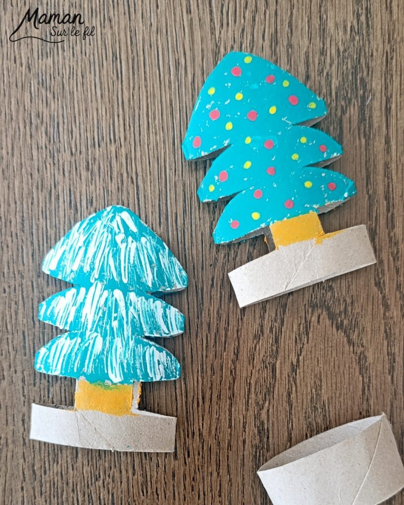 Fabriquer des sapins recto-verso entre hiver et Noël : activité créative, récup', peinture et manuelle enfants - Recyclage, surcyclage de rouleaux de papier toilette PQ en carton - - Peinture avec de la gouache en stick - Vert et doré - Dessin et graphismes aux marqueurs Peinture : blanc pour l'hiver et la neige au recto, boules rouge et jaune pour Noël au verso - Décorer le sapin de Noël - Bricolage DIY facile et rapide - Thème hiver, Noël, fêtes de fin d'année - Décoration DIY - Bricolage et décoration sympa et facile - Arts visuels maternelle et élémentaire - Cycles 1 et 2 - Créativité - tutoriel photos et vidéo - mslf