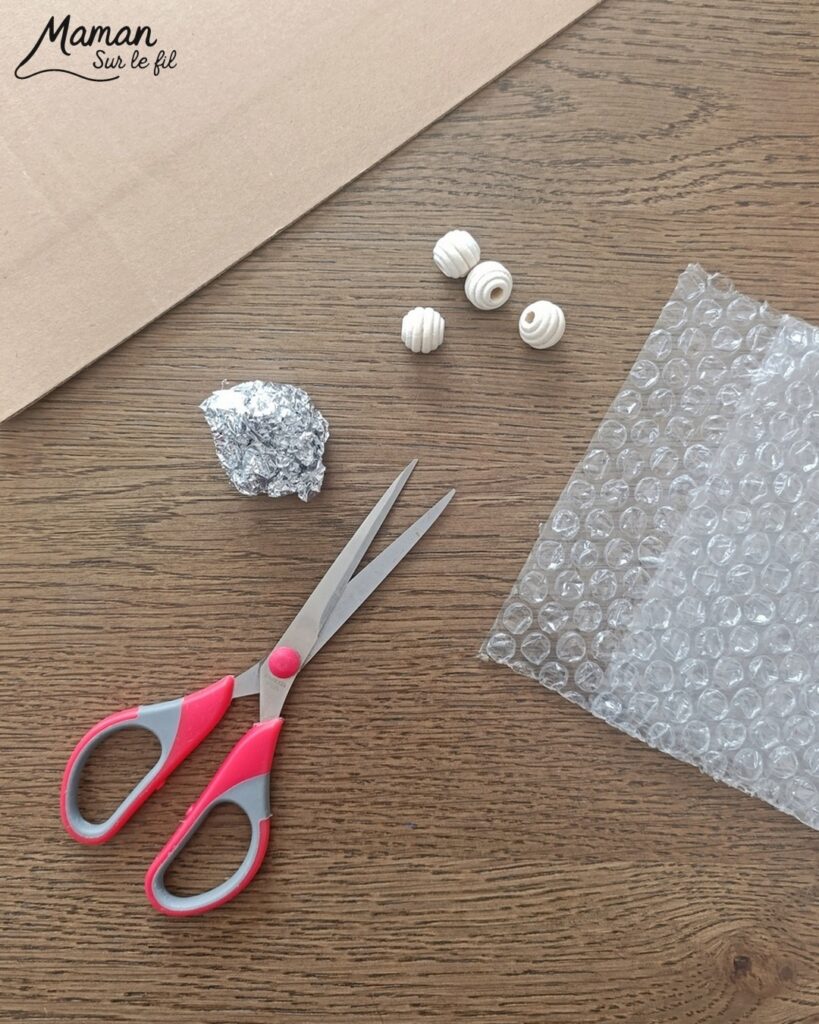 Fabriquer des tampons Sapins DIY en récup' : activité créative, récup', peinture et manuelle enfants - Recyclage, surcyclage de carton, de papier à bulles et de papier aluminium - Carton plat et ondulé - Perles pour la prise en main plus facile - Différentes textures pour différentes rendus - Peinture avec les tampons fait maison - Dessin et graphismes pour les détails - Gommettes Etoiles pailletées - Bricolage DIY facile et rapide - Thème hiver, Noël, fêtes de fin d'année - Décoration DIY - Bricolage et décoration sympa et facile - Arts visuels maternelle et élémentaire - Cycles 1 et 2 - Créativité - tutoriel photos et vidéo - mslf