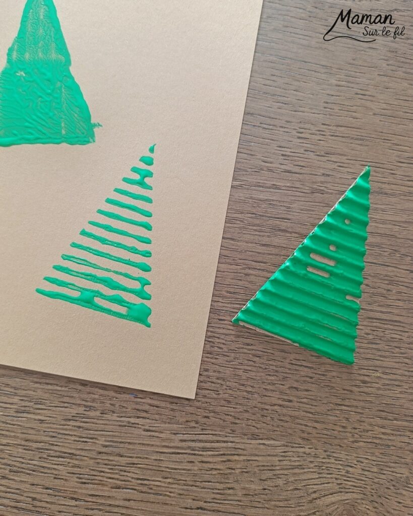 Fabriquer des tampons Sapins DIY en récup' : activité créative, récup', peinture et manuelle enfants - Recyclage, surcyclage de carton, de papier à bulles et de papier aluminium - Carton plat et ondulé - Perles pour la prise en main plus facile - Différentes textures pour différentes rendus - Peinture avec les tampons fait maison - Dessin et graphismes pour les détails - Gommettes Etoiles pailletées - Bricolage DIY facile et rapide - Thème hiver, Noël, fêtes de fin d'année - Décoration DIY - Bricolage et décoration sympa et facile - Arts visuels maternelle et élémentaire - Cycles 1 et 2 - Créativité - tutoriel photos et vidéo - mslf