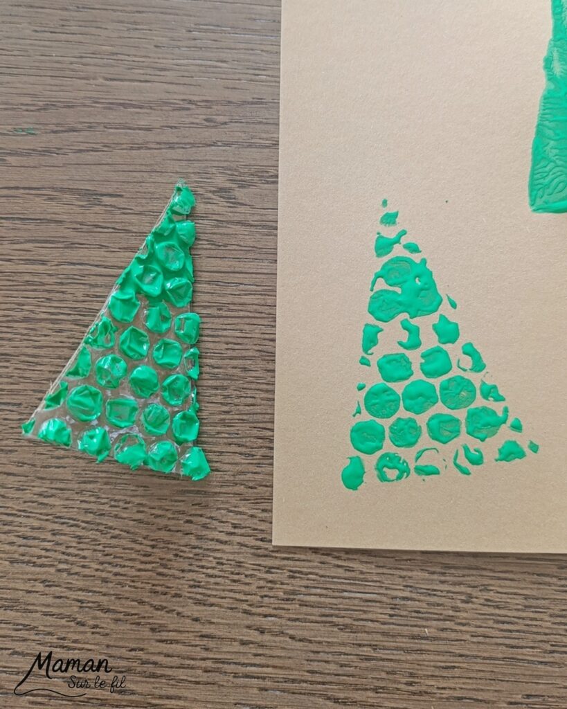 Fabriquer des tampons Sapins DIY en récup' : activité créative, récup', peinture et manuelle enfants - Recyclage, surcyclage de carton, de papier à bulles et de papier aluminium - Carton plat et ondulé - Perles pour la prise en main plus facile - Différentes textures pour différentes rendus - Peinture avec les tampons fait maison - Dessin et graphismes pour les détails - Gommettes Etoiles pailletées - Bricolage DIY facile et rapide - Thème hiver, Noël, fêtes de fin d'année - Décoration DIY - Bricolage et décoration sympa et facile - Arts visuels maternelle et élémentaire - Cycles 1 et 2 - Créativité - tutoriel photos et vidéo - mslf