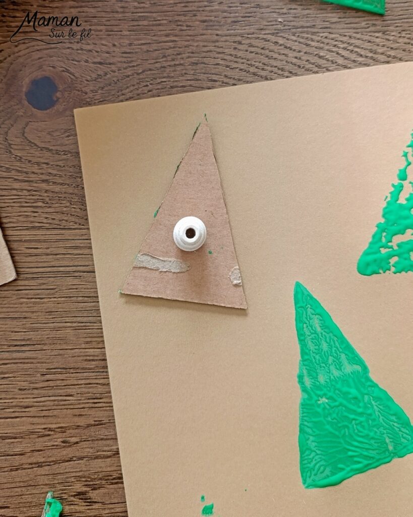 Fabriquer des tampons Sapins DIY en récup' : activité créative, récup', peinture et manuelle enfants - Recyclage, surcyclage de carton, de papier à bulles et de papier aluminium - Carton plat et ondulé - Perles pour la prise en main plus facile - Différentes textures pour différentes rendus - Peinture avec les tampons fait maison - Dessin et graphismes pour les détails - Gommettes Etoiles pailletées - Bricolage DIY facile et rapide - Thème hiver, Noël, fêtes de fin d'année - Décoration DIY - Bricolage et décoration sympa et facile - Arts visuels maternelle et élémentaire - Cycles 1 et 2 - Créativité - tutoriel photos et vidéo - mslf