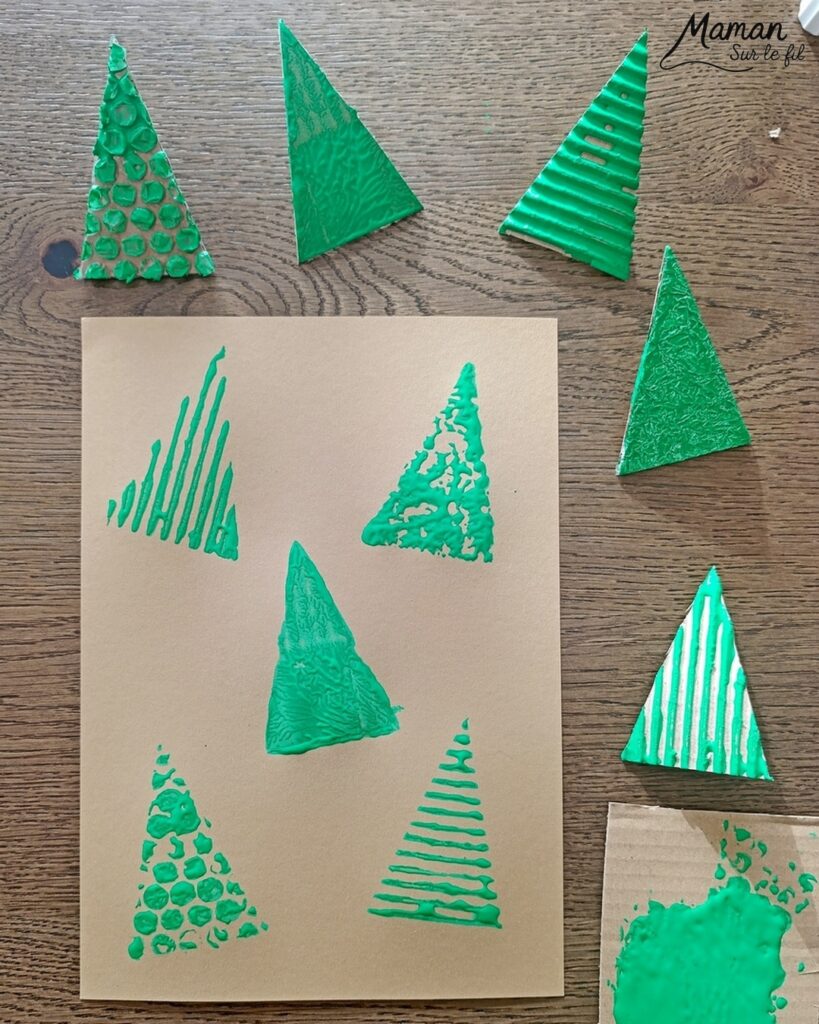 Fabriquer des tampons Sapins DIY en récup' : activité créative, récup', peinture et manuelle enfants - Recyclage, surcyclage de carton, de papier à bulles et de papier aluminium - Carton plat et ondulé - Perles pour la prise en main plus facile - Différentes textures pour différentes rendus - Peinture avec les tampons fait maison - Dessin et graphismes pour les détails - Gommettes Etoiles pailletées - Bricolage DIY facile et rapide - Thème hiver, Noël, fêtes de fin d'année - Décoration DIY - Bricolage et décoration sympa et facile - Arts visuels maternelle et élémentaire - Cycles 1 et 2 - Créativité - tutoriel photos et vidéo - mslf