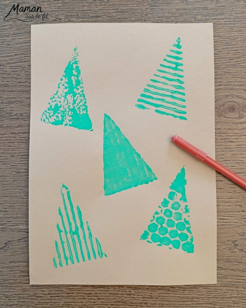 Fabriquer des tampons Sapins DIY en récup' : activité créative, récup', peinture et manuelle enfants - Recyclage, surcyclage de carton, de papier à bulles et de papier aluminium - Carton plat et ondulé - Perles pour la prise en main plus facile - Différentes textures pour différentes rendus - Peinture avec les tampons fait maison - Dessin et graphismes pour les détails - Gommettes Etoiles pailletées - Bricolage DIY facile et rapide - Thème hiver, Noël, fêtes de fin d'année - Décoration DIY - Bricolage et décoration sympa et facile - Arts visuels maternelle et élémentaire - Cycles 1 et 2 - Créativité - tutoriel photos et vidéo - mslf