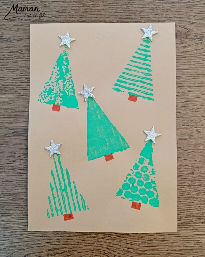Fabriquer des tampons Sapins DIY en récup' : activité créative, récup', peinture et manuelle enfants - Recyclage, surcyclage de carton, de papier à bulles et de papier aluminium - Carton plat et ondulé - Perles pour la prise en main plus facile - Différentes textures pour différentes rendus - Peinture avec les tampons fait maison - Dessin et graphismes pour les détails - Gommettes Etoiles pailletées - Bricolage DIY facile et rapide - Thème hiver, Noël, fêtes de fin d'année - Décoration DIY - Bricolage et décoration sympa et facile - Arts visuels maternelle et élémentaire - Cycles 1 et 2 - Créativité - tutoriel photos et vidéo - mslf