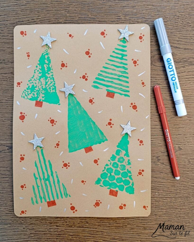 Fabriquer des tampons Sapins DIY en récup' : activité créative, récup', peinture et manuelle enfants - Recyclage, surcyclage de carton, de papier à bulles et de papier aluminium - Carton plat et ondulé - Perles pour la prise en main plus facile - Différentes textures pour différentes rendus - Peinture avec les tampons fait maison - Dessin et graphismes pour les détails - Gommettes Etoiles pailletées - Bricolage DIY facile et rapide - Thème hiver, Noël, fêtes de fin d'année - Décoration DIY - Bricolage et décoration sympa et facile - Arts visuels maternelle et élémentaire - Cycles 1 et 2 - Créativité - tutoriel photos et vidéo - mslf