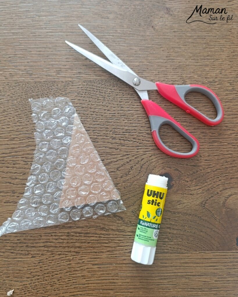Fabriquer des tampons Sapins DIY en récup' : activité créative, récup', peinture et manuelle enfants - Recyclage, surcyclage de carton, de papier à bulles et de papier aluminium - Carton plat et ondulé - Perles pour la prise en main plus facile - Différentes textures pour différentes rendus - Peinture avec les tampons fait maison - Dessin et graphismes pour les détails - Gommettes Etoiles pailletées - Bricolage DIY facile et rapide - Thème hiver, Noël, fêtes de fin d'année - Décoration DIY - Bricolage et décoration sympa et facile - Arts visuels maternelle et élémentaire - Cycles 1 et 2 - Créativité - tutoriel photos et vidéo - mslf