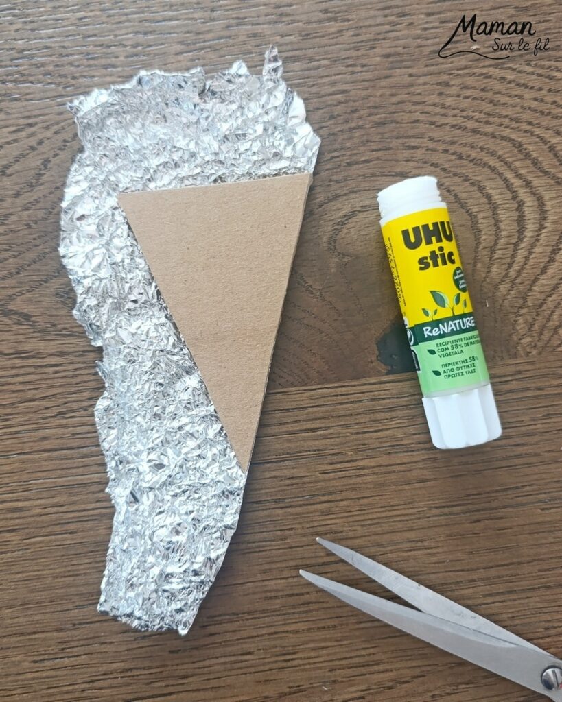Fabriquer des tampons Sapins DIY en récup' : activité créative, récup', peinture et manuelle enfants - Recyclage, surcyclage de carton, de papier à bulles et de papier aluminium - Carton plat et ondulé - Perles pour la prise en main plus facile - Différentes textures pour différentes rendus - Peinture avec les tampons fait maison - Dessin et graphismes pour les détails - Gommettes Etoiles pailletées - Bricolage DIY facile et rapide - Thème hiver, Noël, fêtes de fin d'année - Décoration DIY - Bricolage et décoration sympa et facile - Arts visuels maternelle et élémentaire - Cycles 1 et 2 - Créativité - tutoriel photos et vidéo - mslf