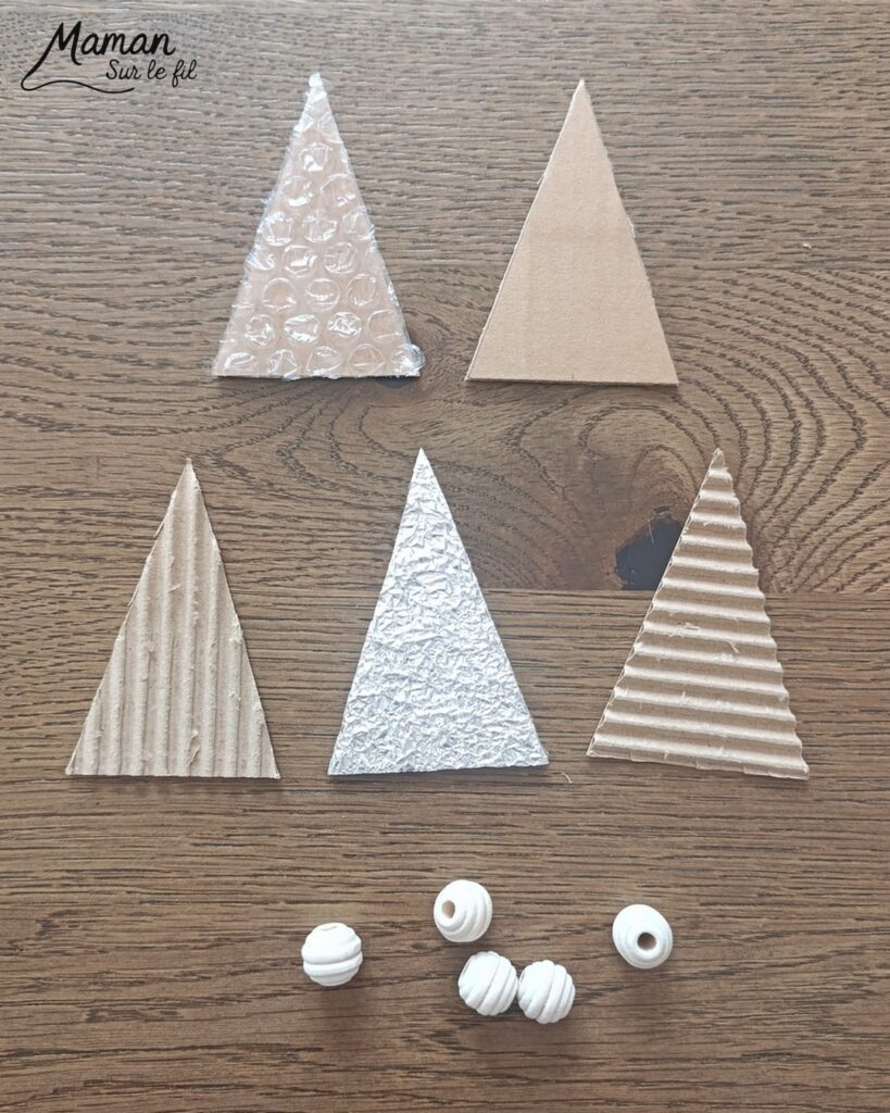 Fabriquer des tampons Sapins DIY en récup' : activité créative, récup', peinture et manuelle enfants - Recyclage, surcyclage de carton, de papier à bulles et de papier aluminium - Carton plat et ondulé - Perles pour la prise en main plus facile - Différentes textures pour différentes rendus - Peinture avec les tampons fait maison - Dessin et graphismes pour les détails - Gommettes Etoiles pailletées - Bricolage DIY facile et rapide - Thème hiver, Noël, fêtes de fin d'année - Décoration DIY - Bricolage et décoration sympa et facile - Arts visuels maternelle et élémentaire - Cycles 1 et 2 - Créativité - tutoriel photos et vidéo - mslf